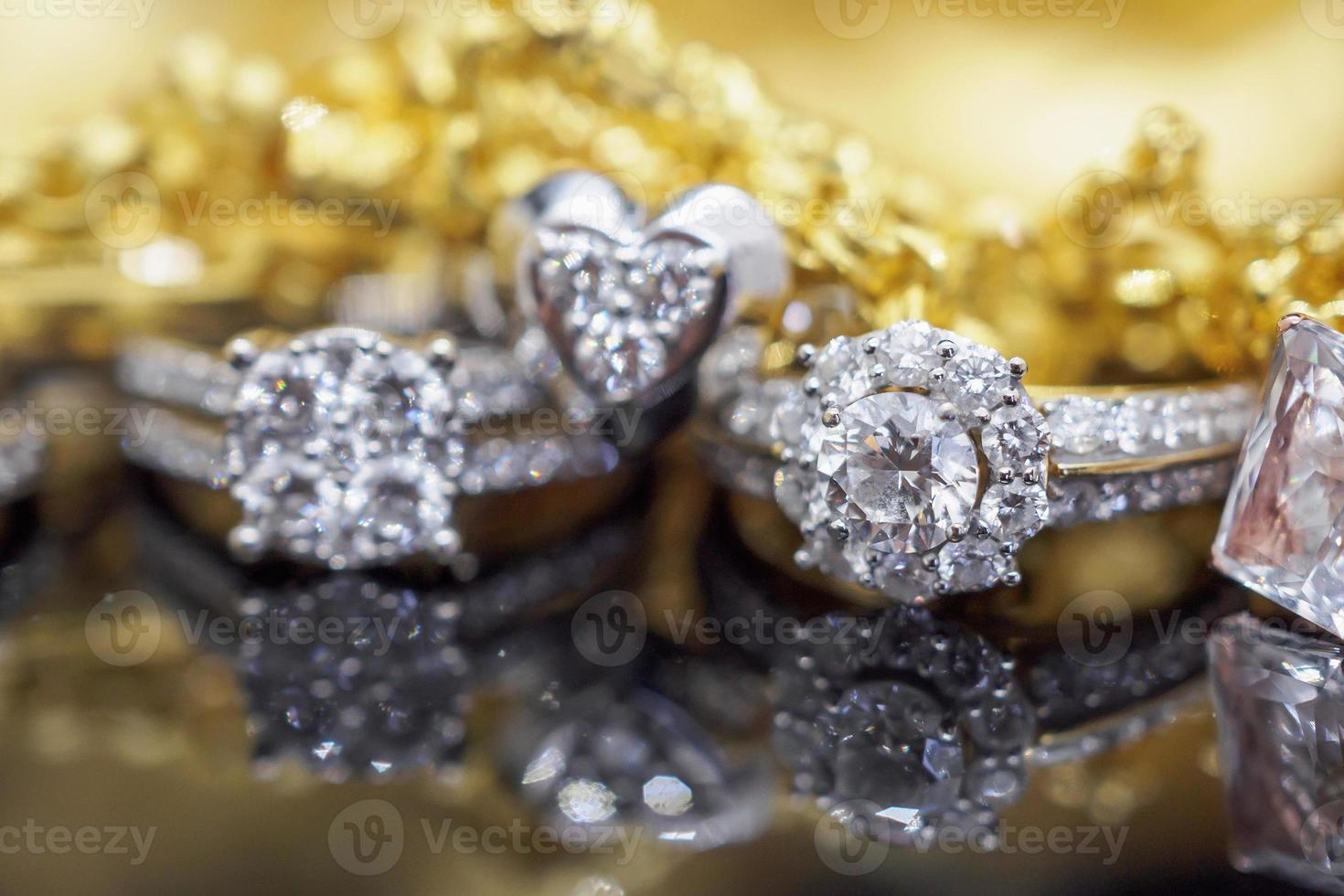 bijoux en or de luxe bagues en diamant avec réflexion sur fond noir photo