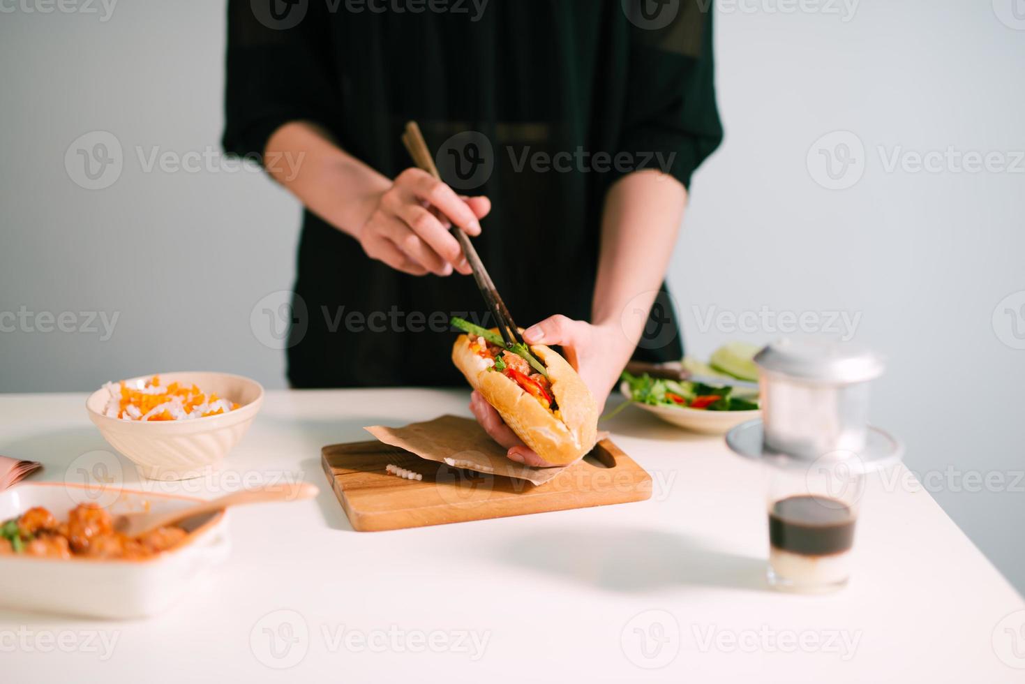 sandwich aux boulettes de viande. cuisine traditionnelle vietnamienne photo