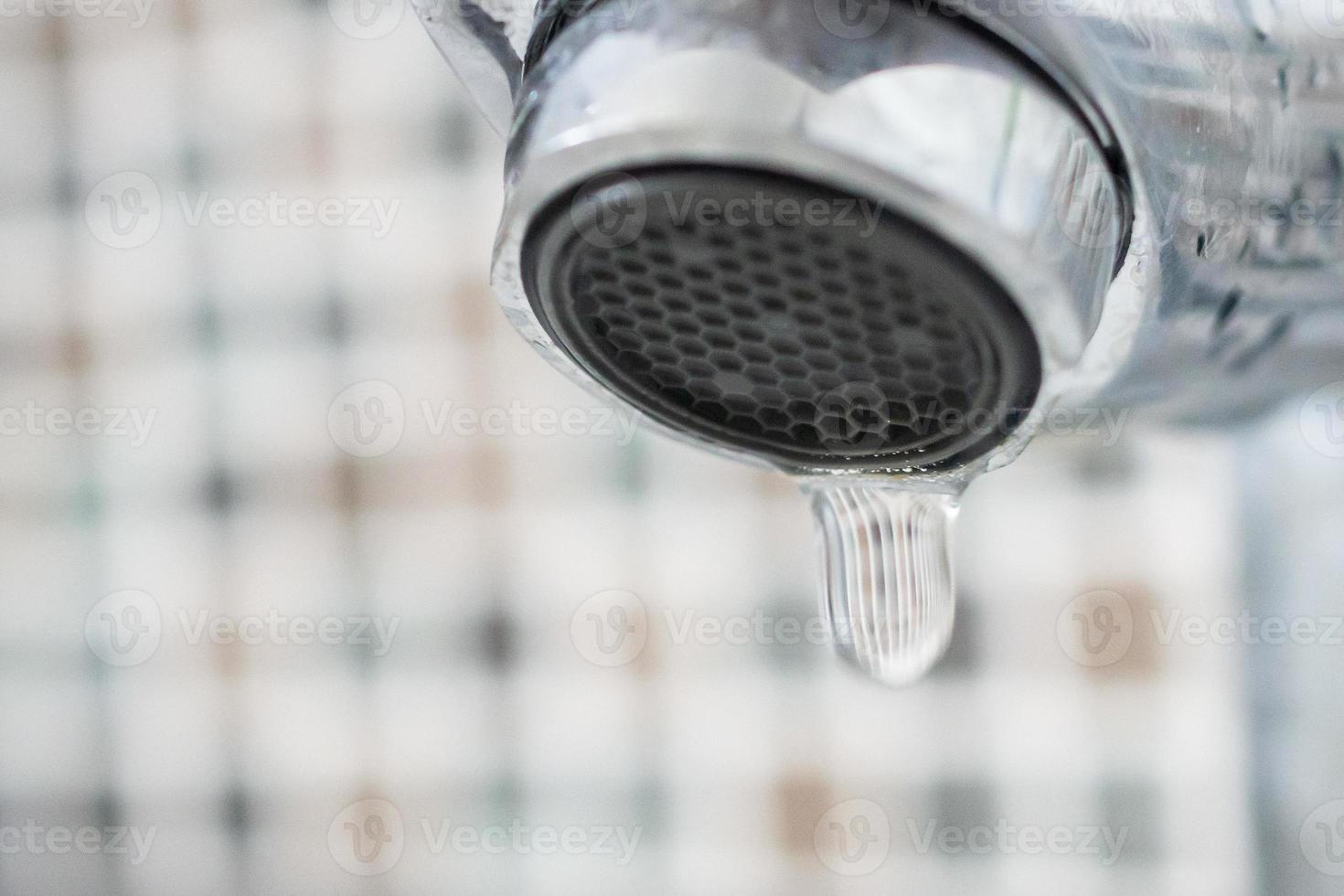 fermer le robinet avec une goutte d'eau photo