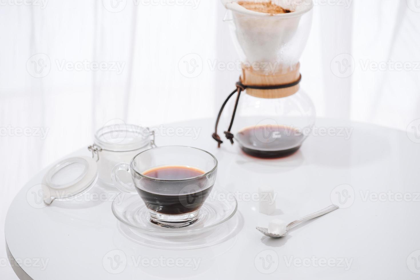 verser sur le café goutte à goutte dans un effet de filtre rétro avec espace de copie pour le texte photo