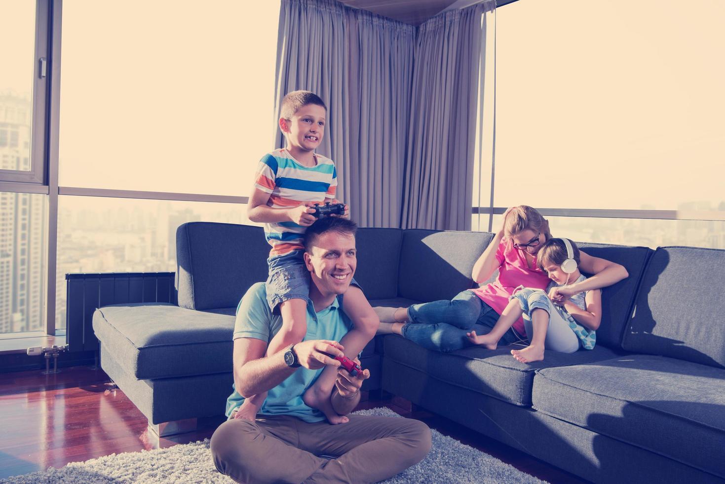 famille heureuse jouant à un jeu vidéo photo