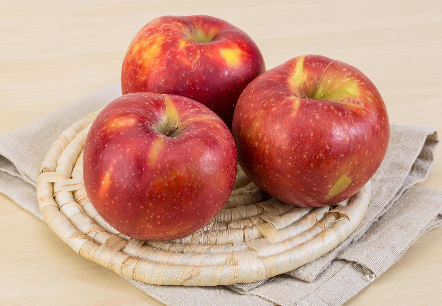 plat de pommes rouges photo