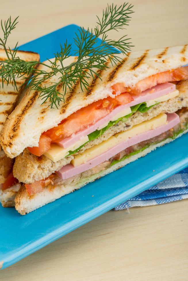 club sandwich sur fond de bois photo