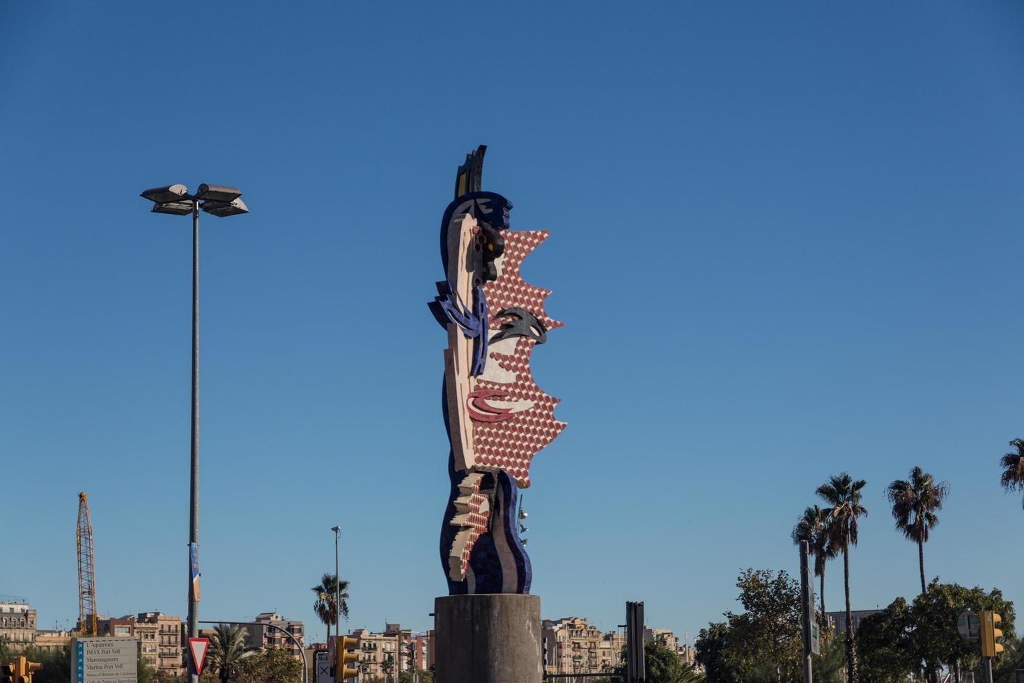 barcelone, espagne, 2022 - sculpture de la tête de barcelone le 28 octobre 2012 à barcelone. cette sculpture du célèbre artiste pop américain roy lichtenstein a été inaugurée pour les jeux de barcelone 1992 photo