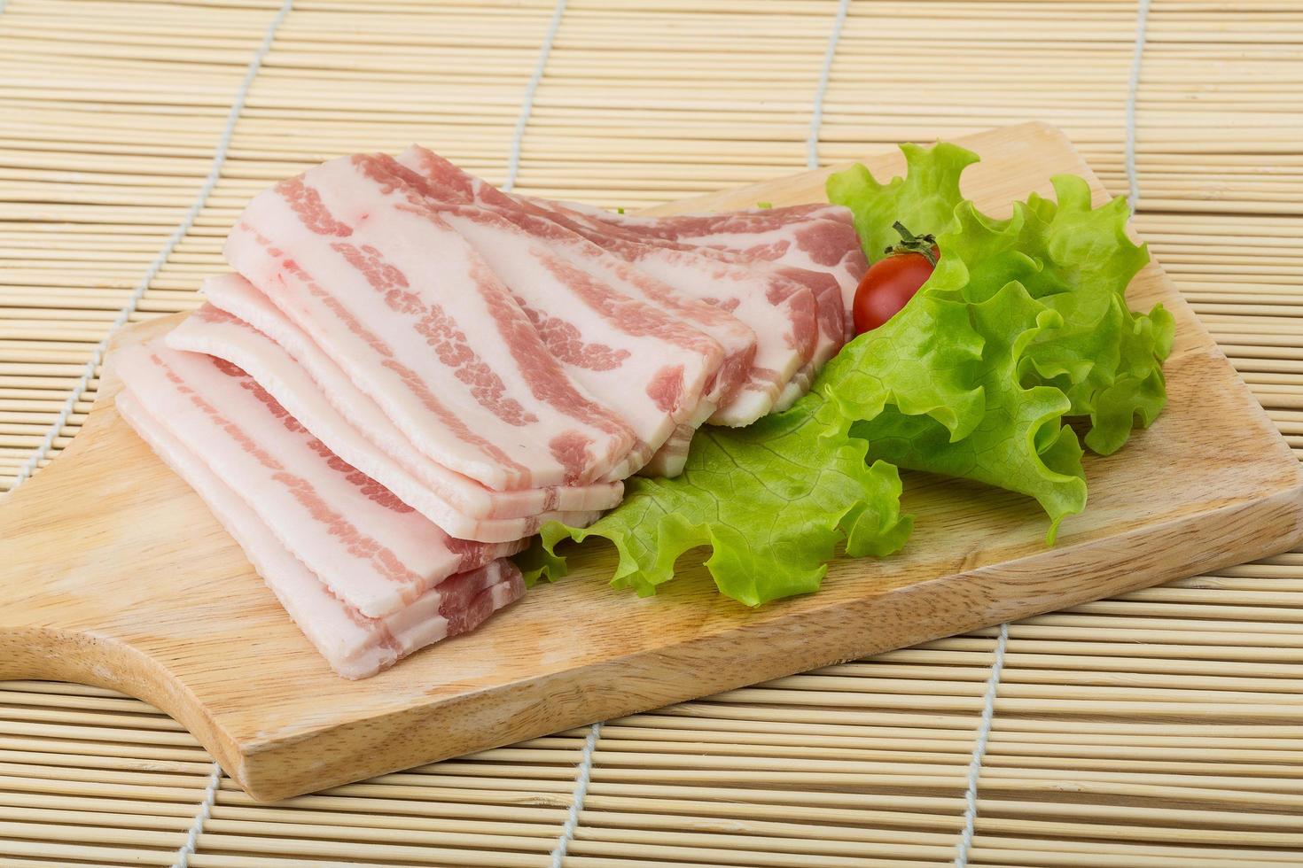 tranches de bacon sur bois photo