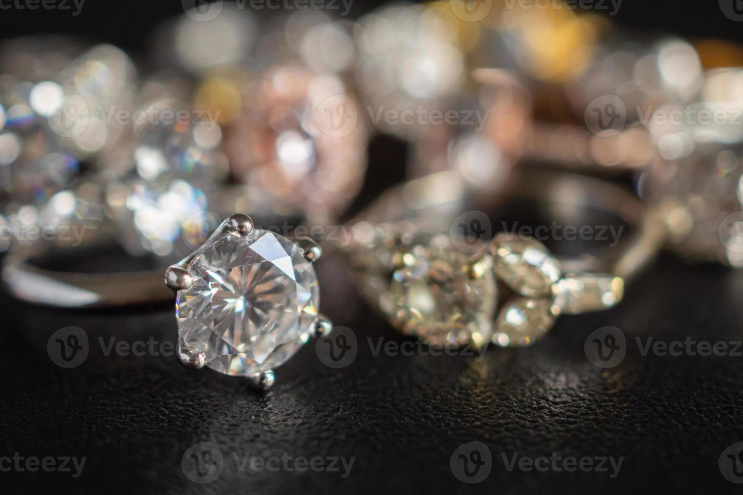 Bijoux bagues en diamant sur fond noir close up photo