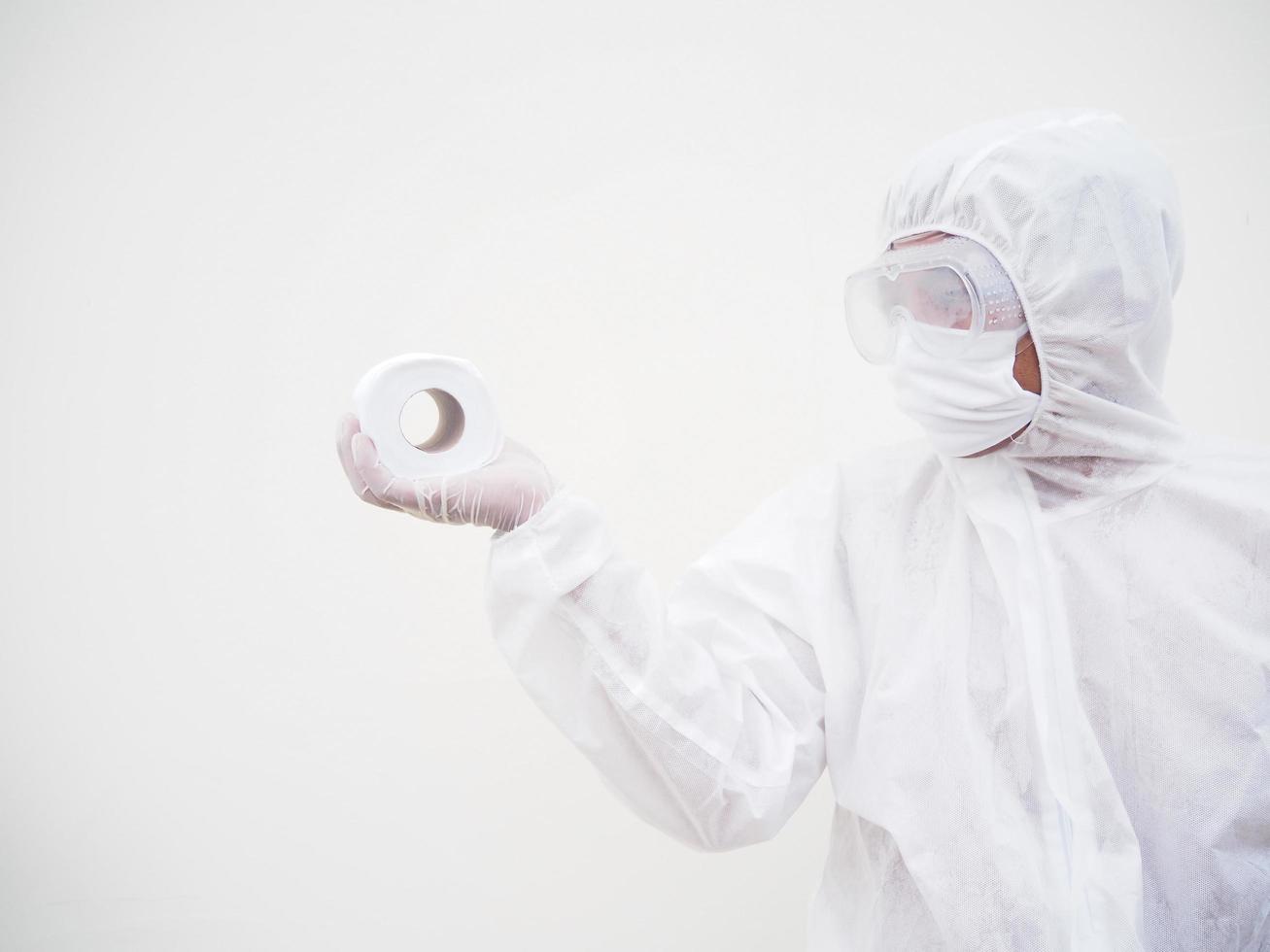 médecin ou scientifique de sexe masculin asiatique en uniforme de suite epi tenant du papier toilette. manque de papier toilette dans la quarantaine du coronavirus. concept covid-19 isolé fond blanc photo