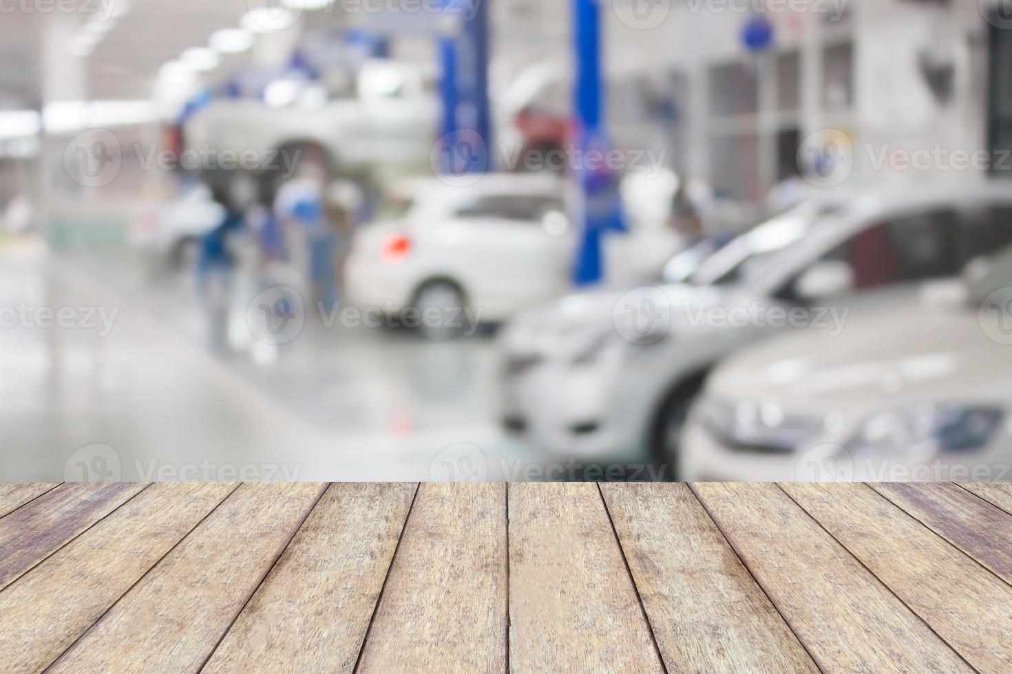 dessus de table en bois avec fond de garage flou photo