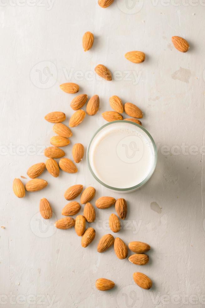 lait d'amande en verre. collation saine biologique végétalienne végétarienne photo