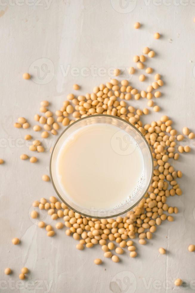 lait de soja ou lait de soja et graines de soja sur table en pierre. photo