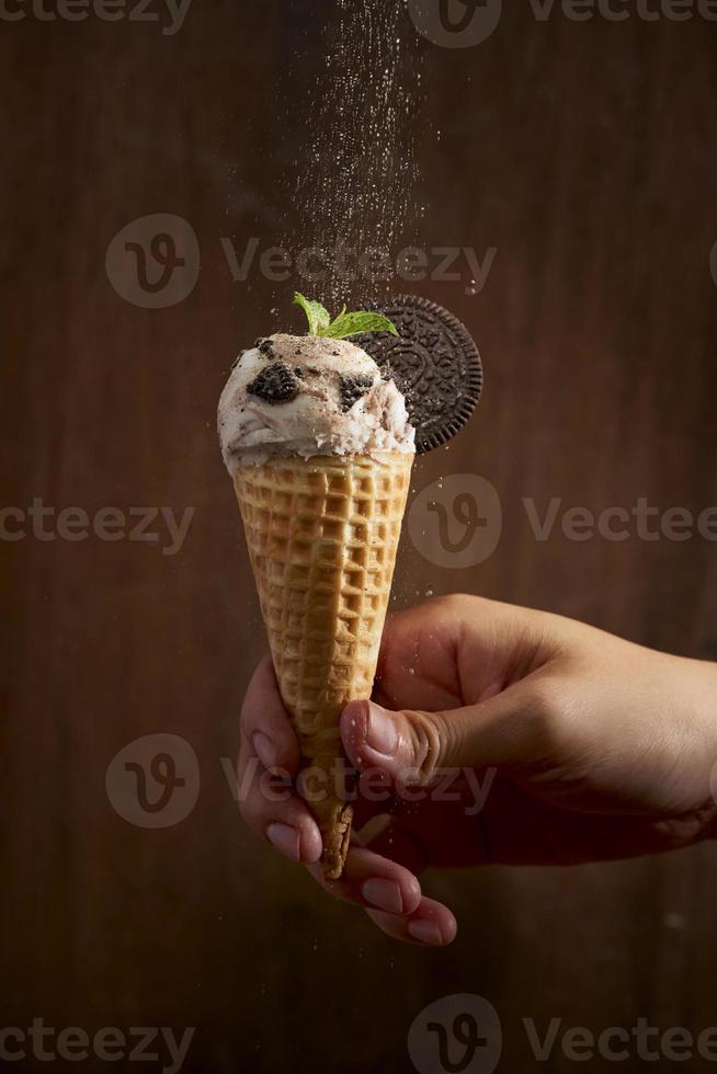 glace maison sucrée avec biscuits en cône, mise au point sélective photo