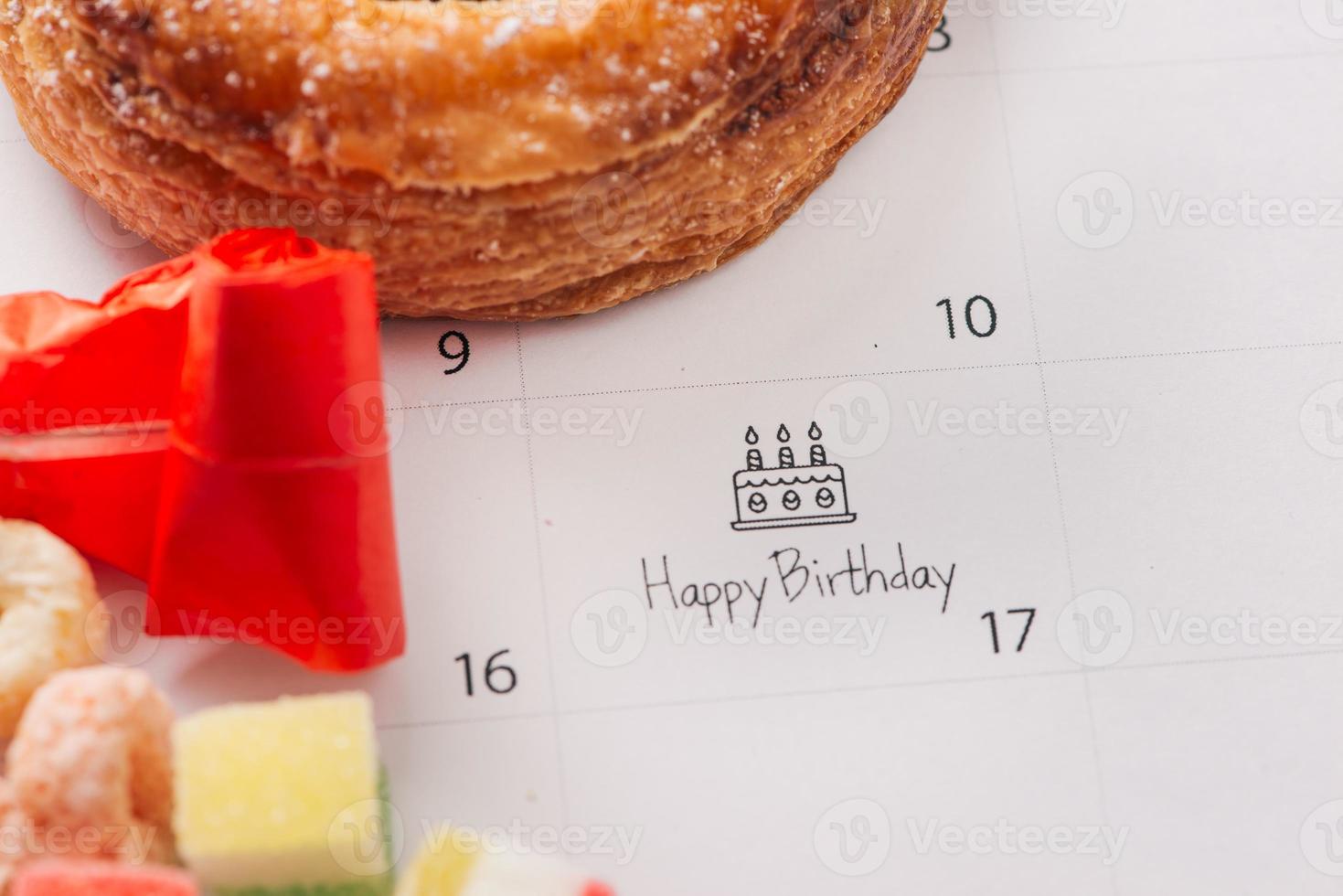 gâteau d'écriture sur le calendrier joyeux anniversaire photo