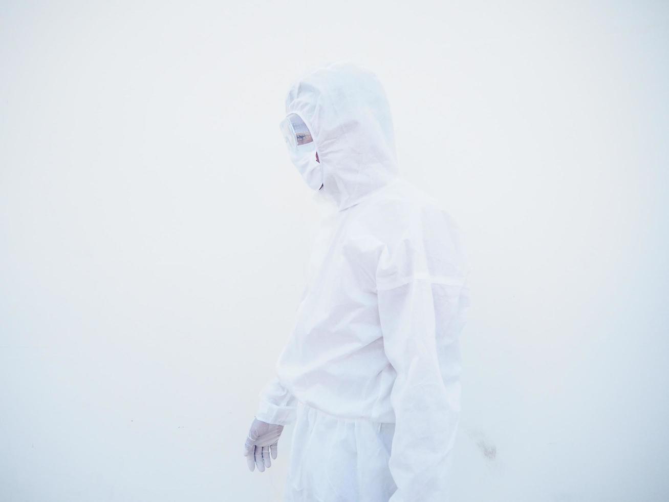 vue latérale médecin ou scientifique en uniforme de suite epi debout avec comme marcher vers l'avant. coronavirus ou covid-19 fond blanc isolé photo