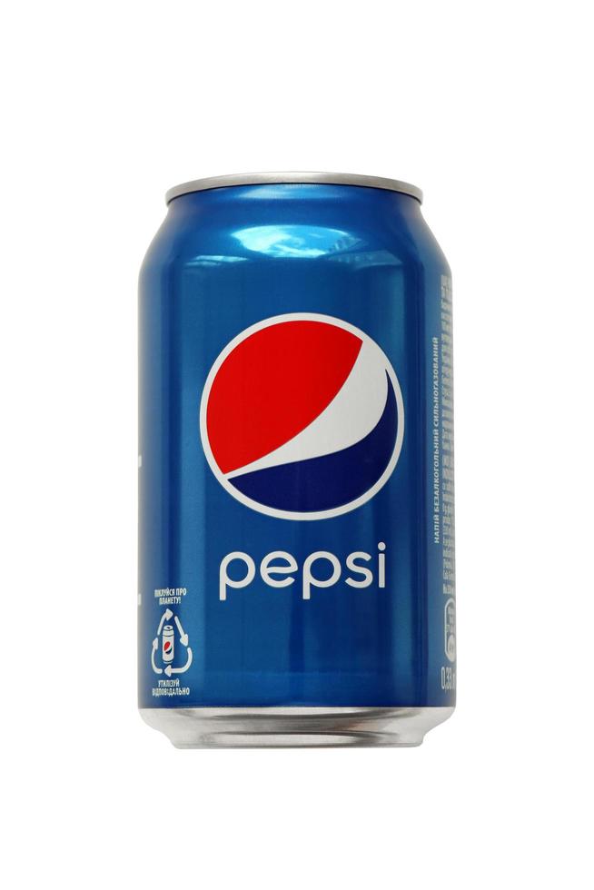 ternopil, ukraine - 28 mai 2022 boisson pepsi froide peut om fond blanc. pepsi est une boisson gazeuse produite par pepsico photo