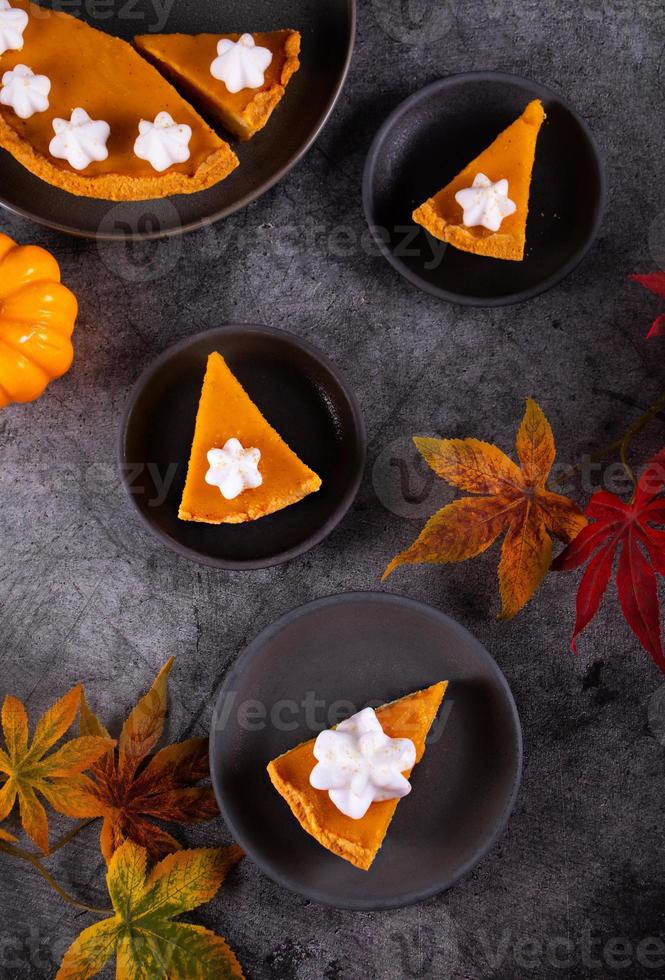 tranche de tarte à la citrouille traditionnelle américaine fraîchement cuite au four décorant de la crème fouettée pour célébrer les vacances photo