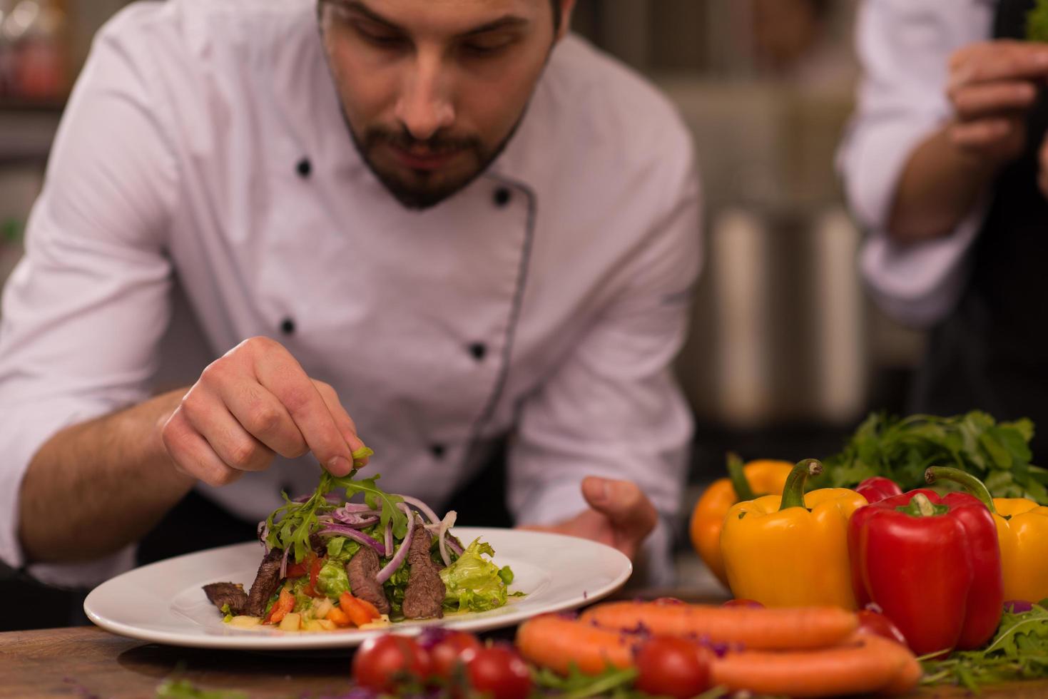 cuisinier chef décorer garnir repas préparé photo