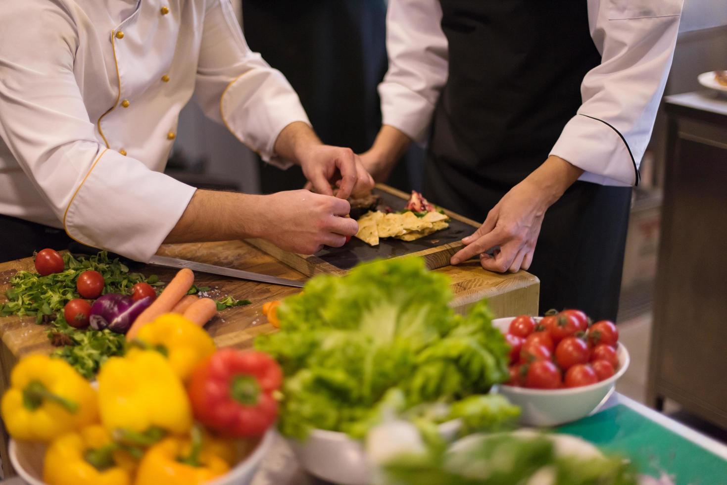 cuisiniers d'équipe et chefs préparant le repas photo