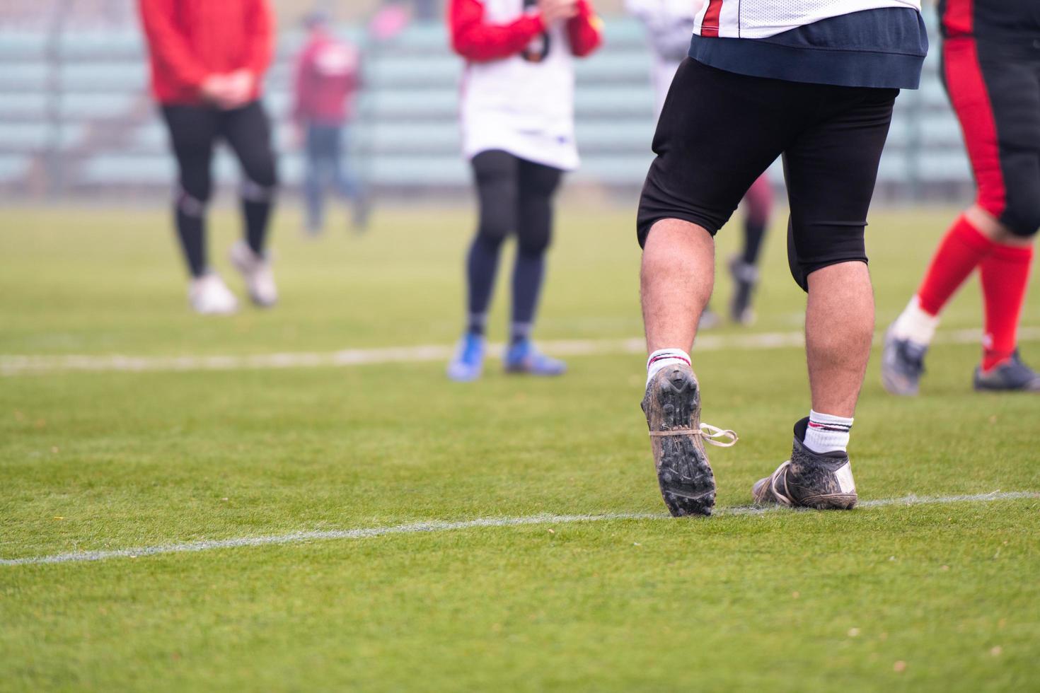 gros plan sur des joueurs de football américain qui s'étirent et s'échauffent photo