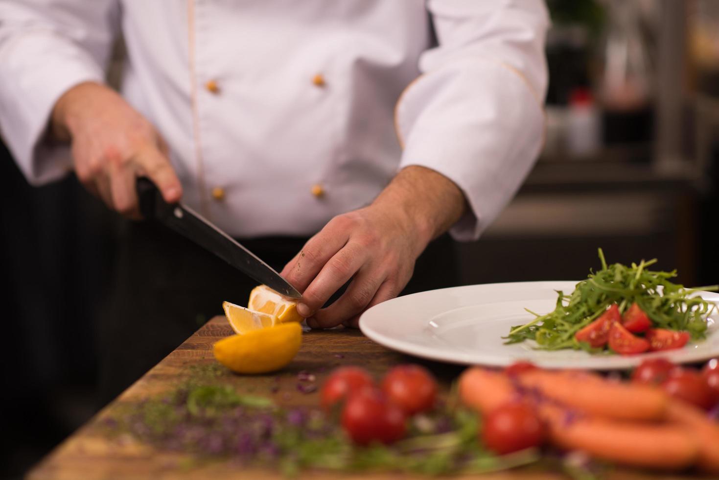 chef servant une salade de légumes photo