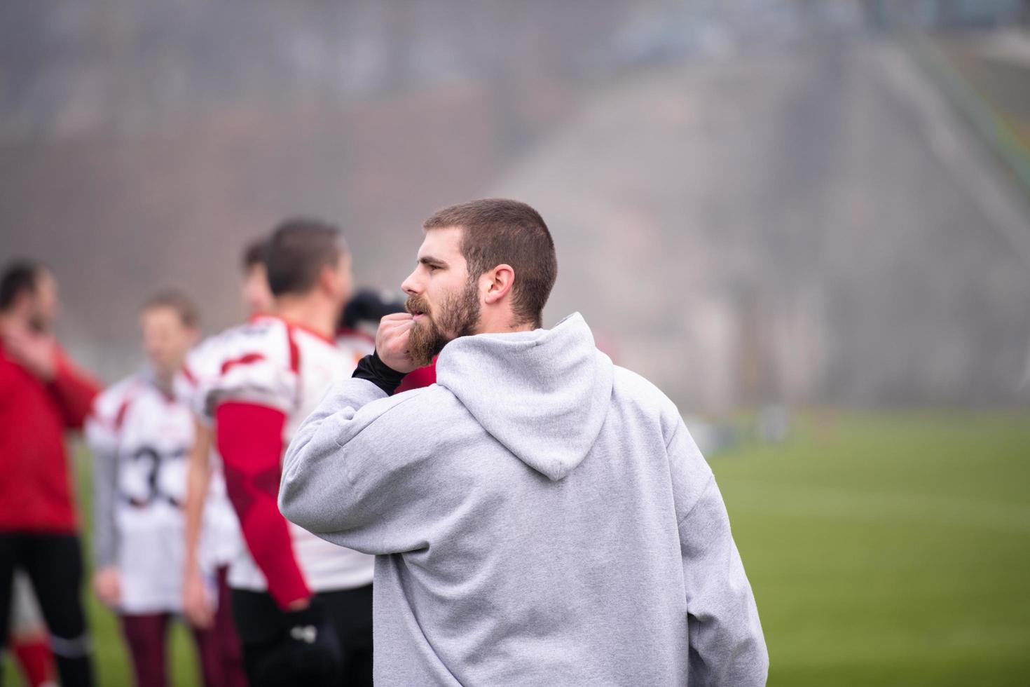 joueurs de football américain qui s'étirent et s'échauffent photo