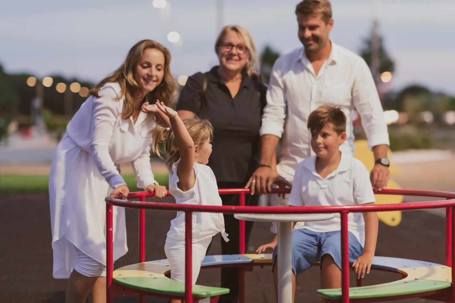 un couple âgé en vêtements décontractés avec leurs enfants et leur grand-mère passe du temps ensemble dans le parc en vacances. du temps en famille. mise au point sélective photo