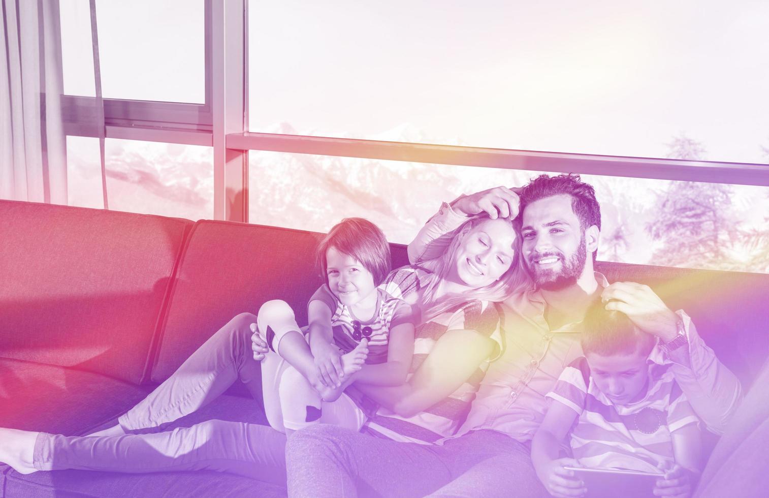 heureux jeune couple passant du temps avec des enfants à la maison photo