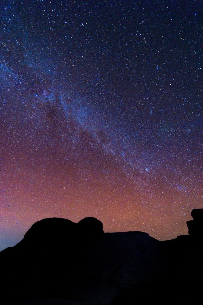 Voie lactée galaxie et étoiles dans le ciel nocturne du Mékong sam pan bok grand canyon ubon ratchathani province asie thai photo