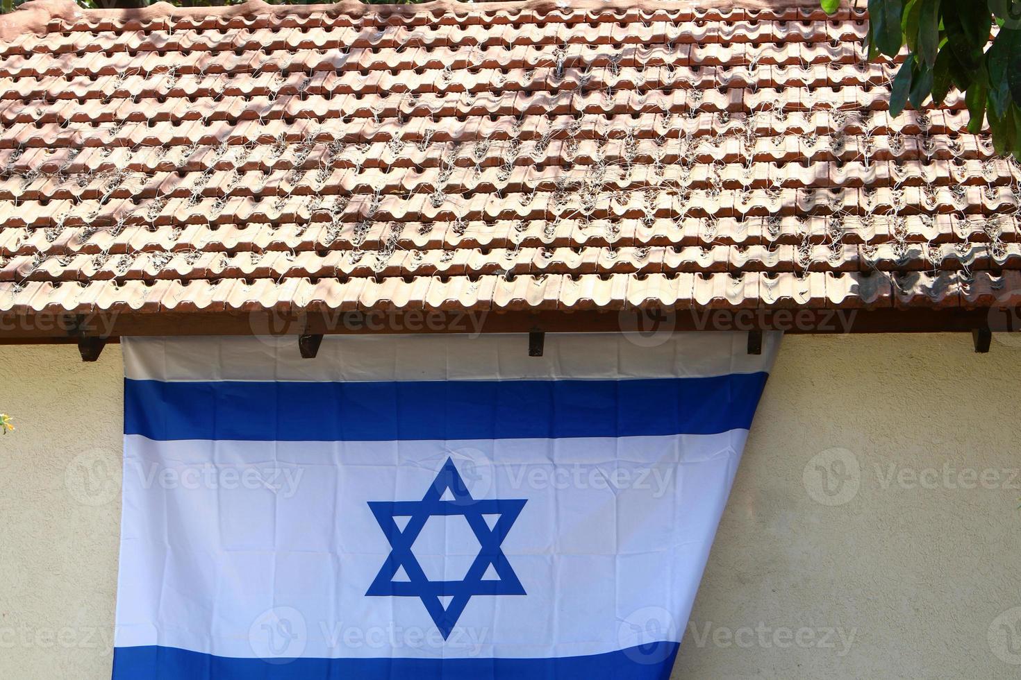 le drapeau bleu et blanc d'israël avec l'étoile à six branches de david. photo