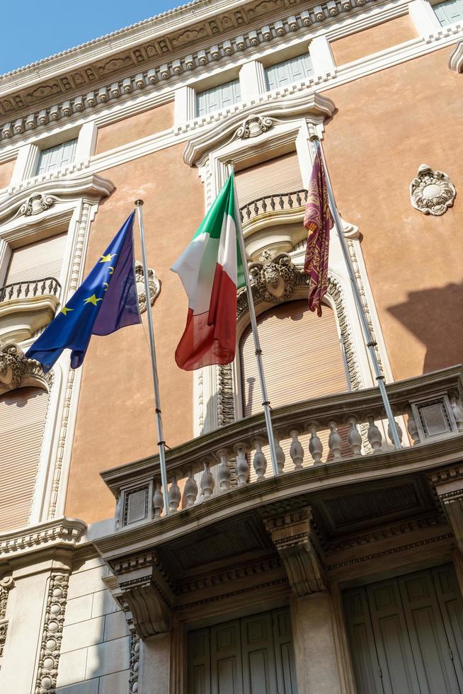 Venise, Italie, 2014. drapeaux flottant sur un immeuble à Venise photo