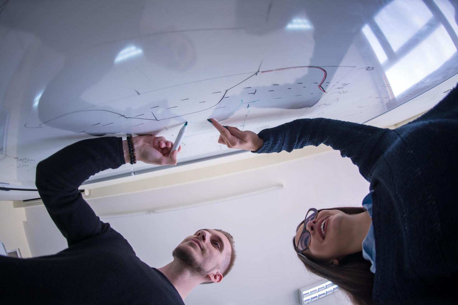 étudiants écrivant sur le tableau blanc photo