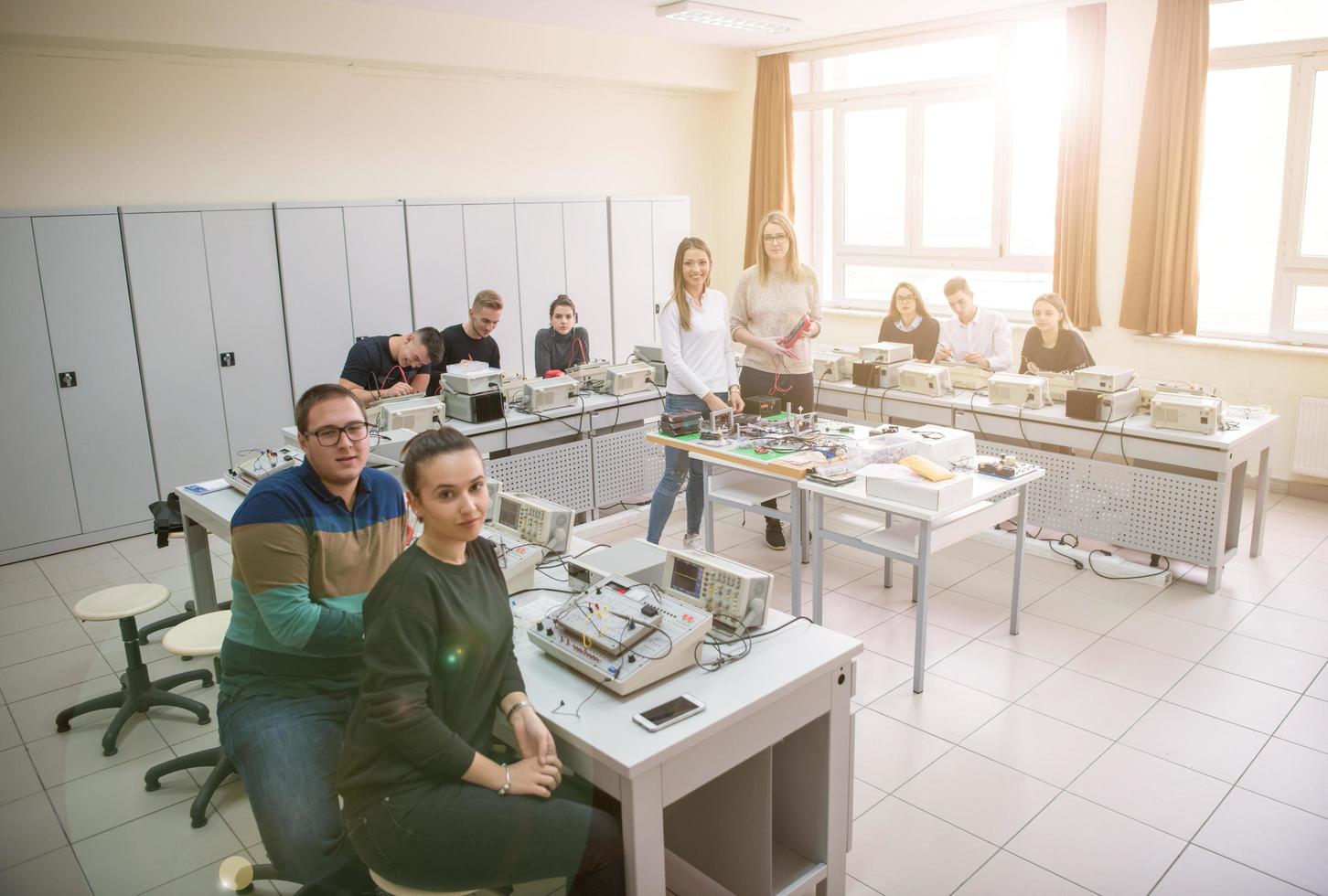 étudiants faisant la pratique dans la salle de classe électronique photo