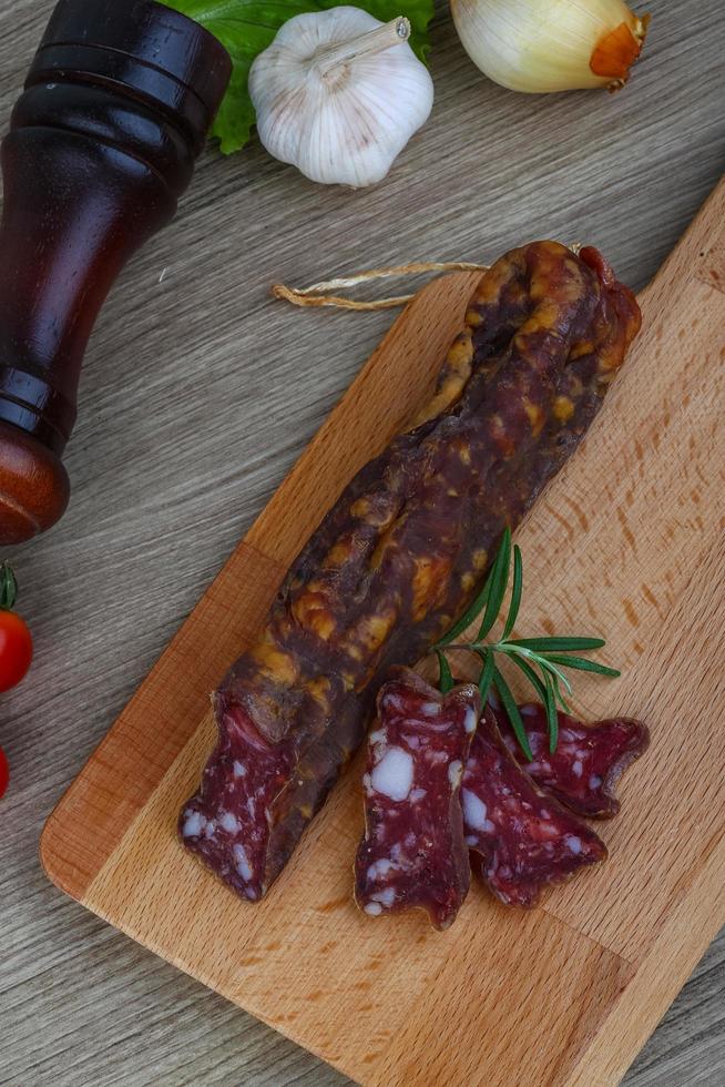 saucisse de salami sur bois photo