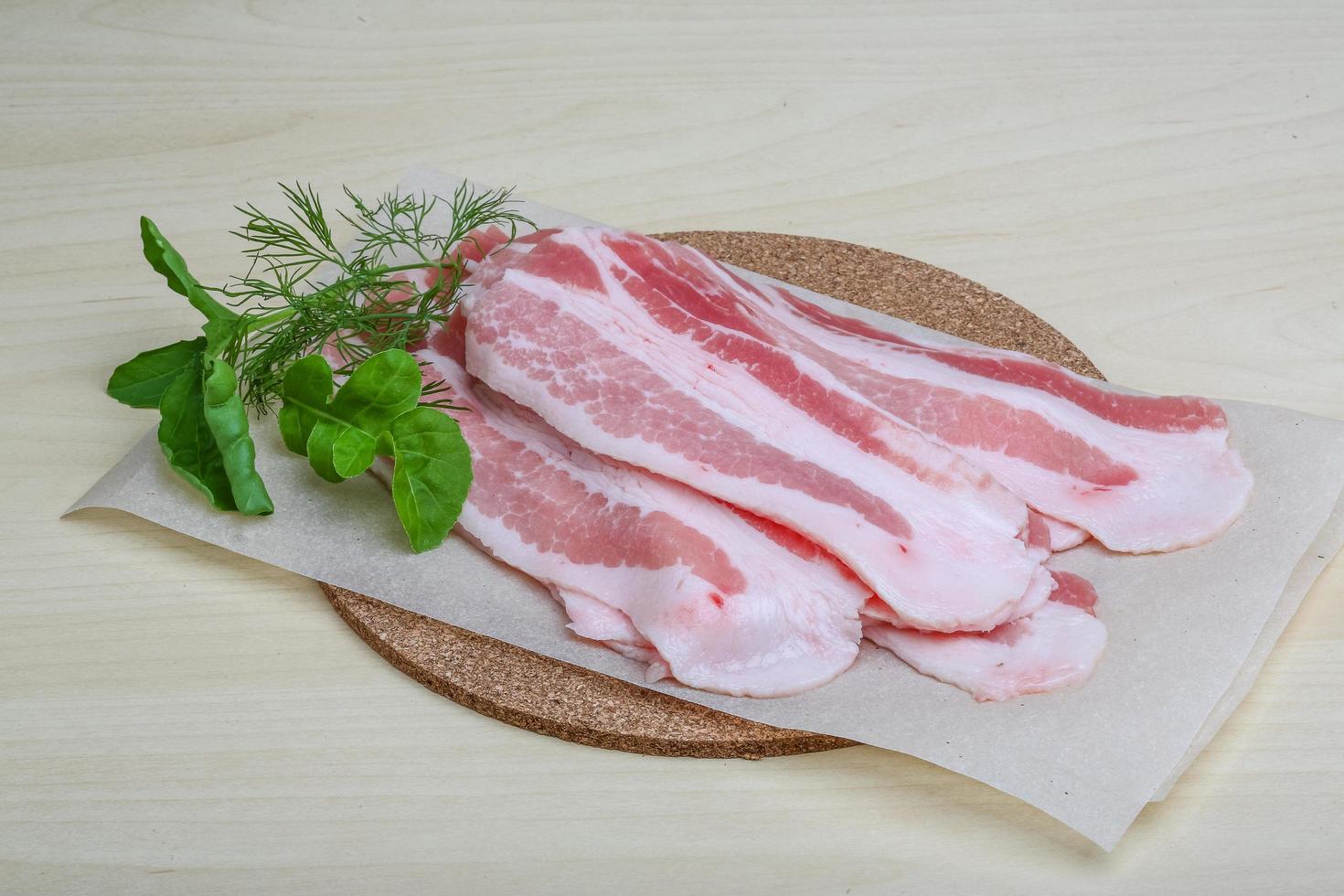 plat de bacon cru photo