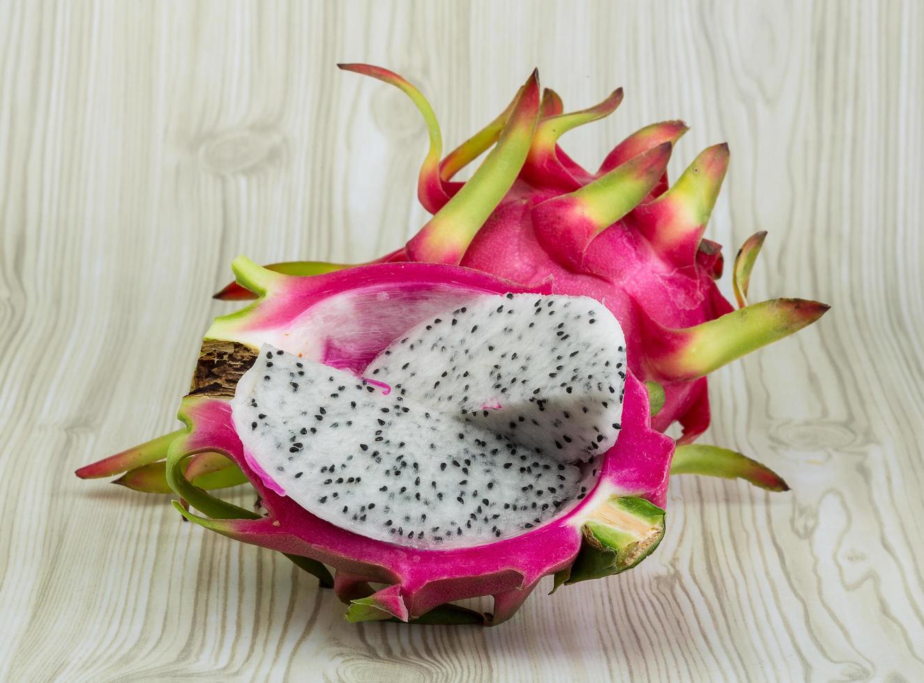 fruit du dragon sur bois photo