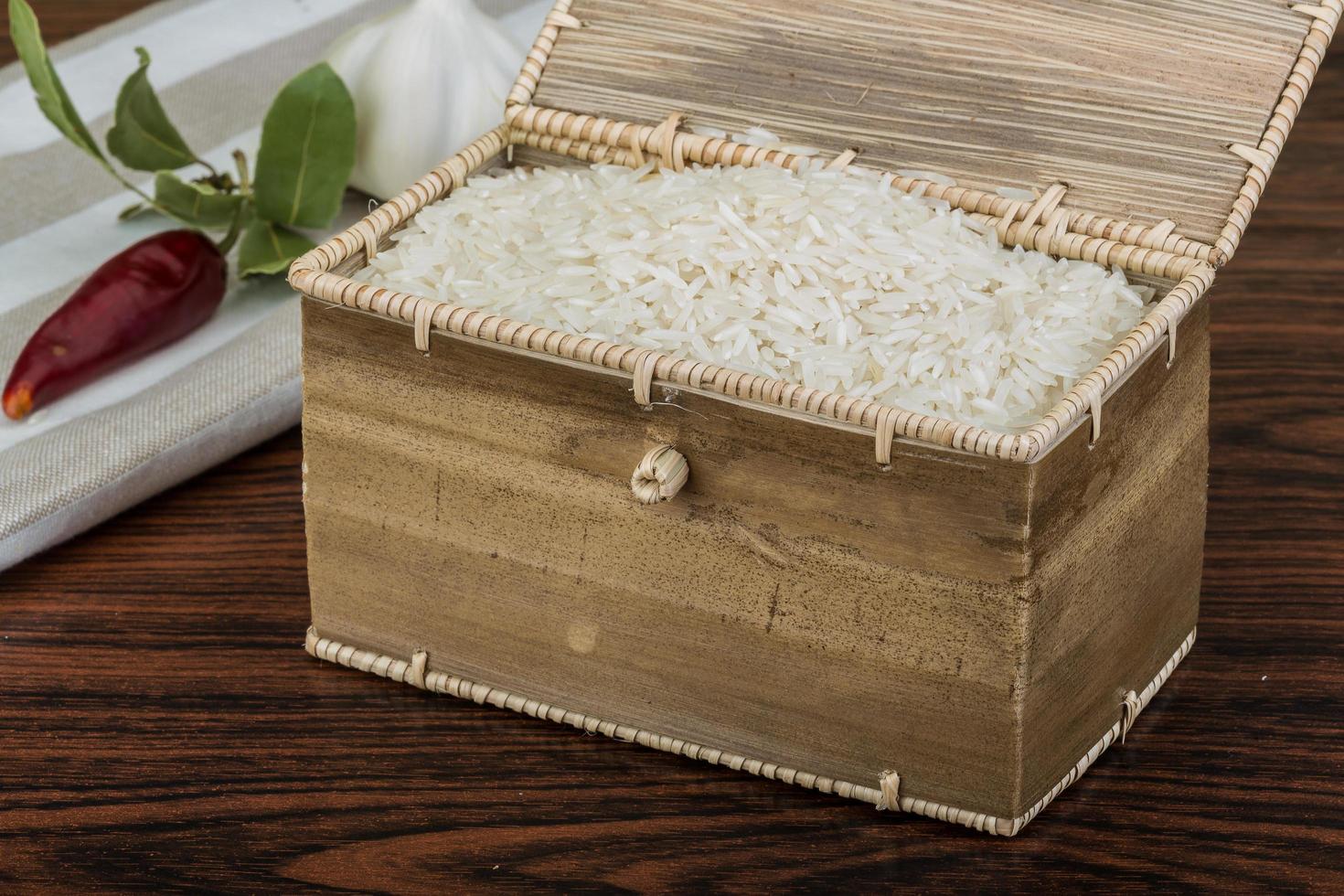 riz basmati sur bois photo