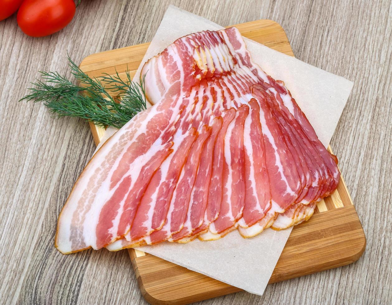 tranches de bacon sur bois photo