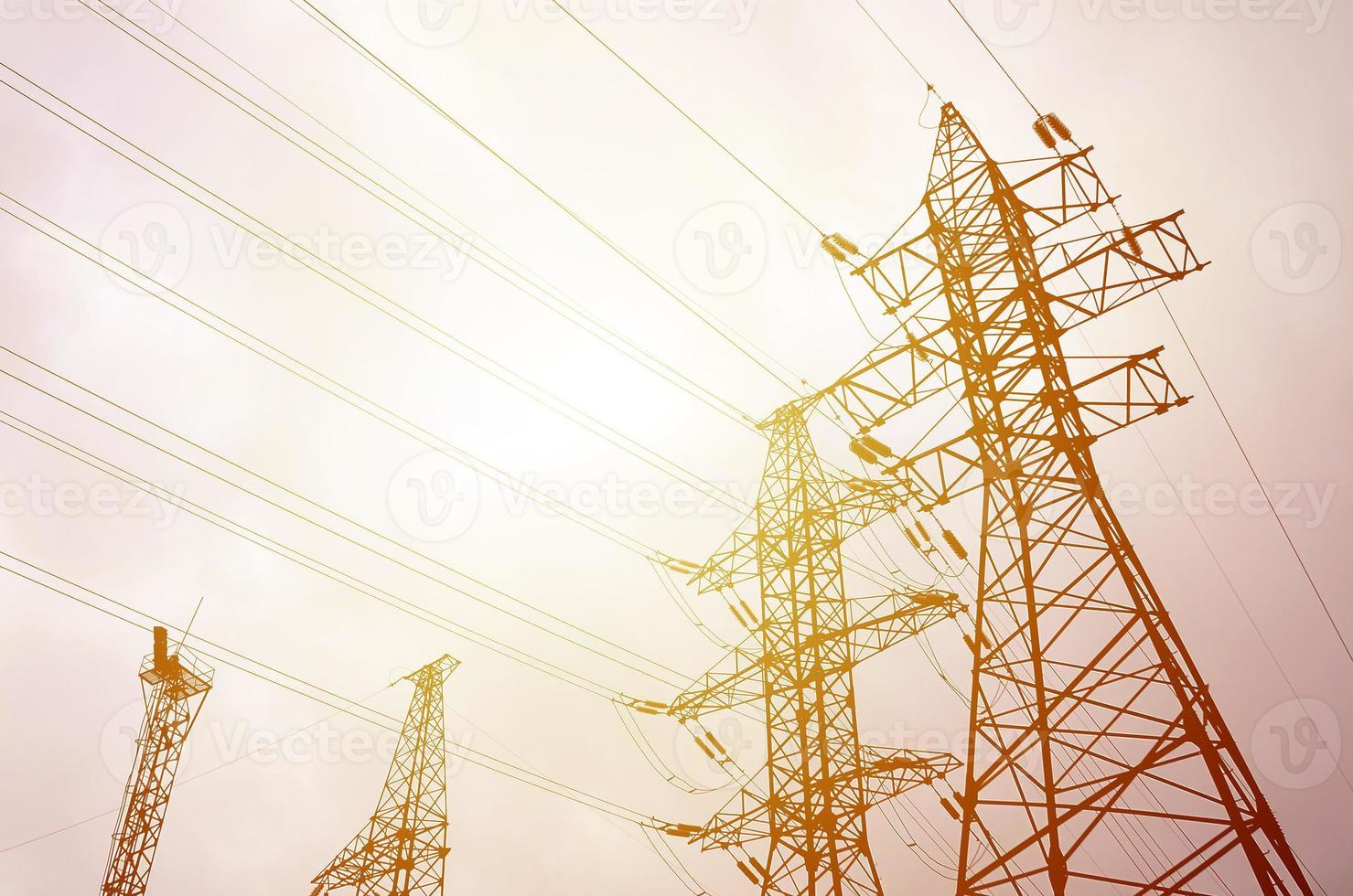 tours lignes électriques sur un fond de ciel nuageux. pylônes de transport d'électricité photo