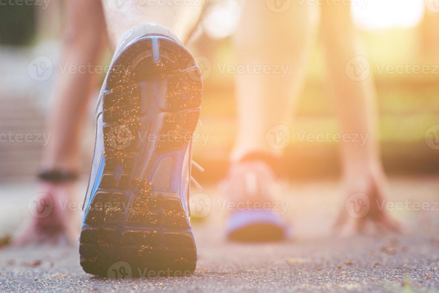 pieds de coureur d'athlète courant sur l'hippodrome en gros plan sur la chaussure. concept de bien-être d'entraînement de jogging de remise en forme de l'homme. photo