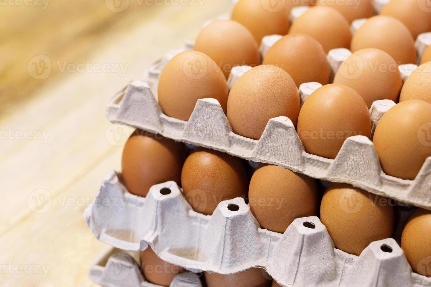 fermez les œufs entiers dans la boîte. oeuf de poule beaucoup. mise au point douce photo