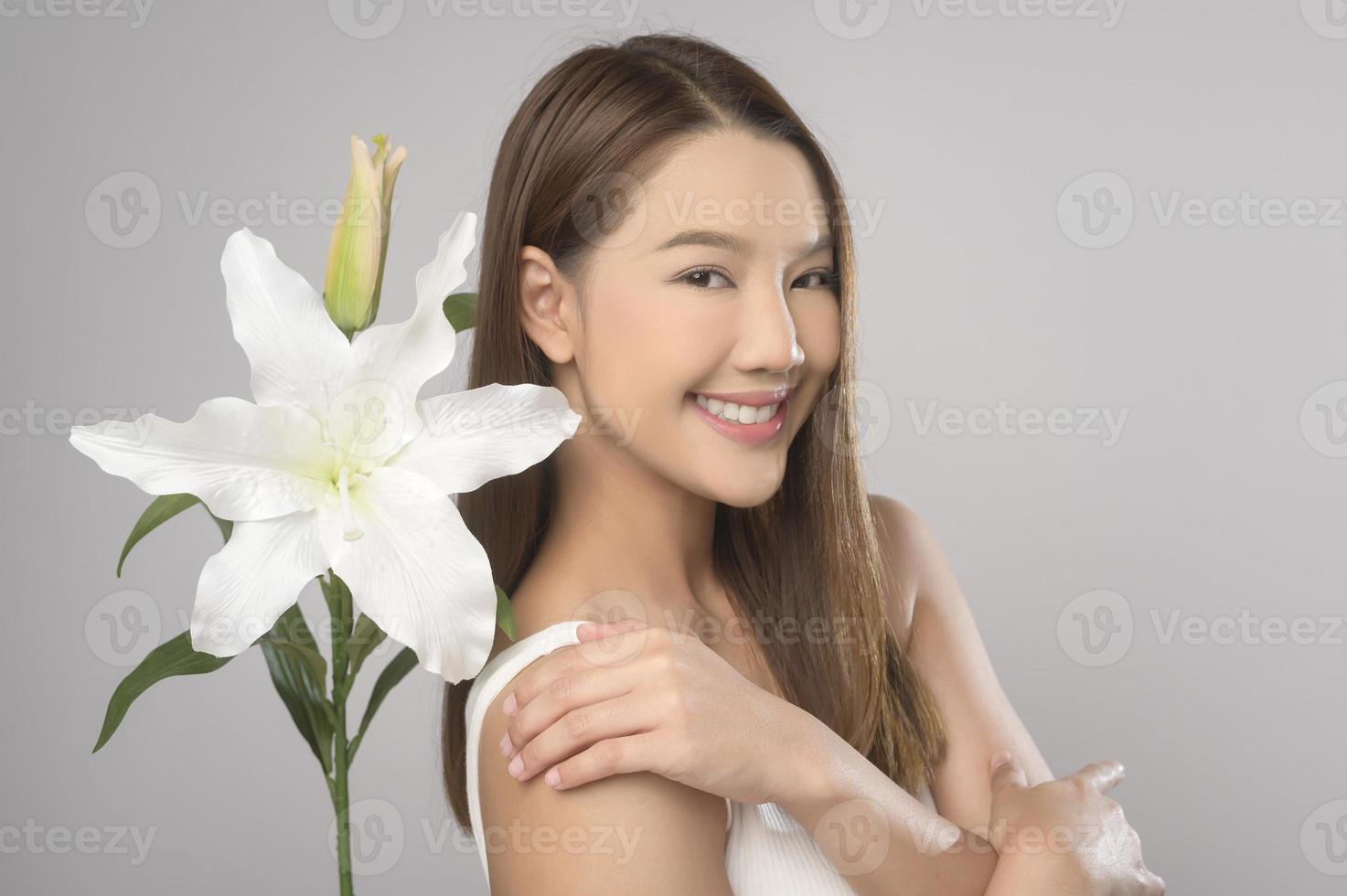 portrait d'une belle femme asiatique sur fond blanc studio, soins de la peau et concept de beauté photo