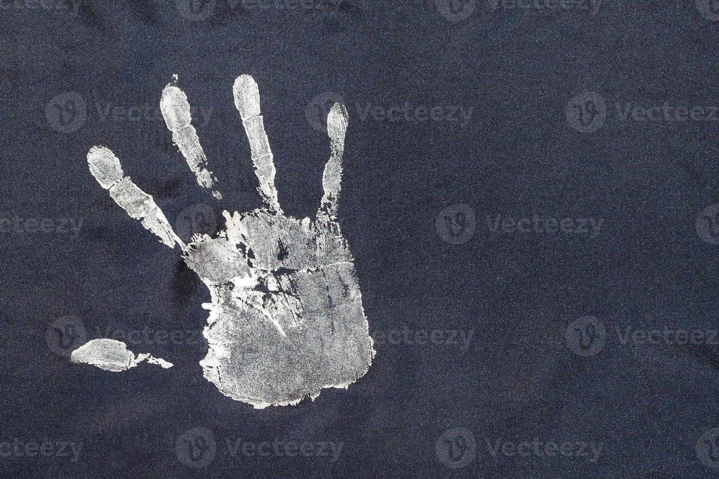 ornement avec des empreintes de mains peintes à la main sur une écharpe photo