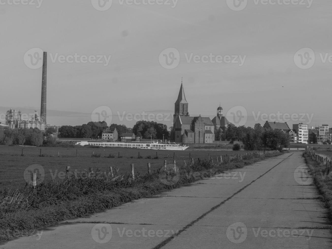 le petit village de grieth au bord du rhin photo