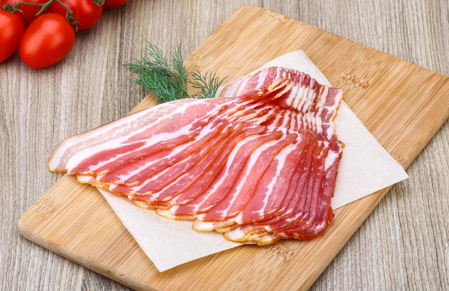 tranches de bacon sur bois photo