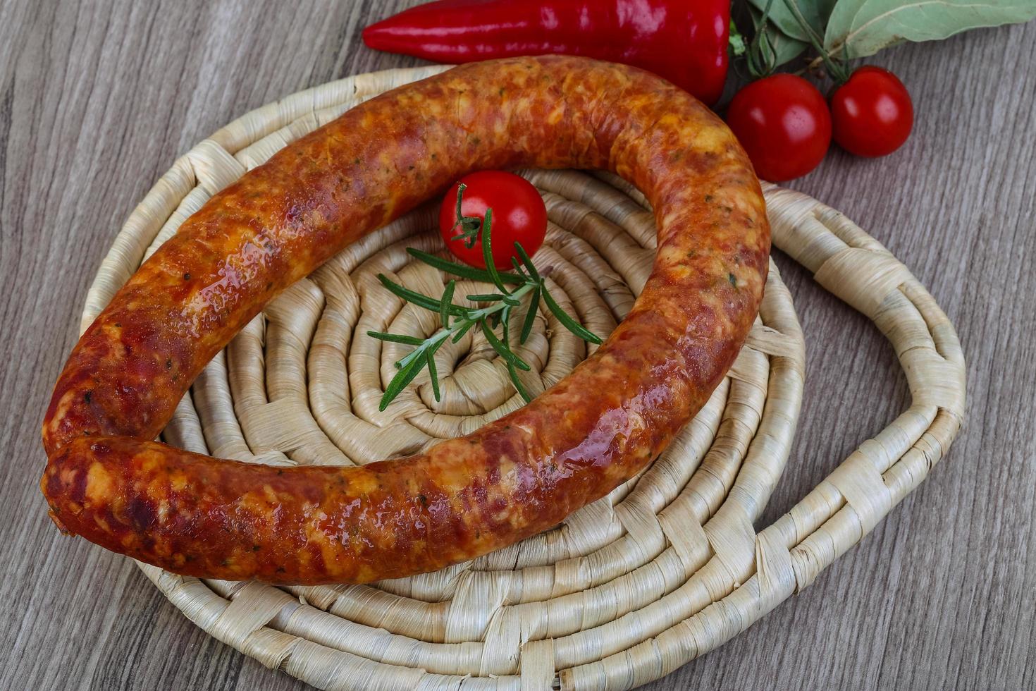 anneau de saucisse sur bois photo