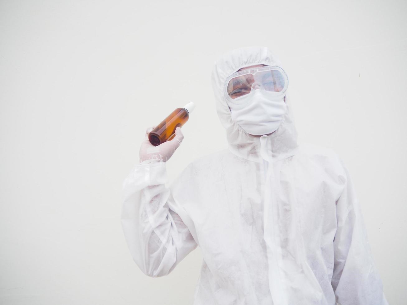 portrait d'un médecin ou d'un scientifique en uniforme de suite epi tenant une bouteille en plastique avec un produit de soin de la peau. concept covid-19 isolé fond blanc photo