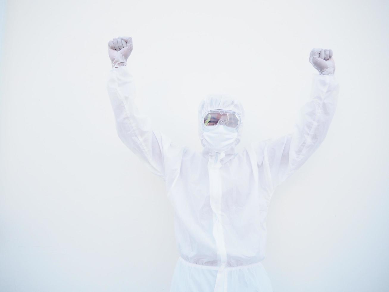 médecin ou scientifique asiatique émotionnel réussi dans l'uniforme de la suite de l'epi tout en regardant vers l'avenir. serre les poings de plaisir, de bonheur, célèbre sa victoire, a un grand triomphe. fond blanc isolé photo