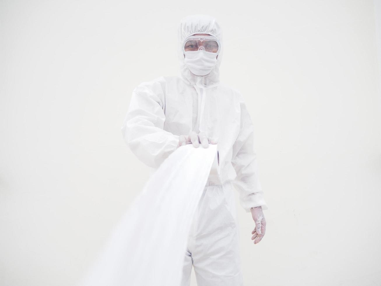 médecin ou scientifique de sexe masculin asiatique en uniforme de suite epi tenant du papier toilette. manque de papier toilette dans la quarantaine du coronavirus. concept covid-19 isolé fond blanc photo