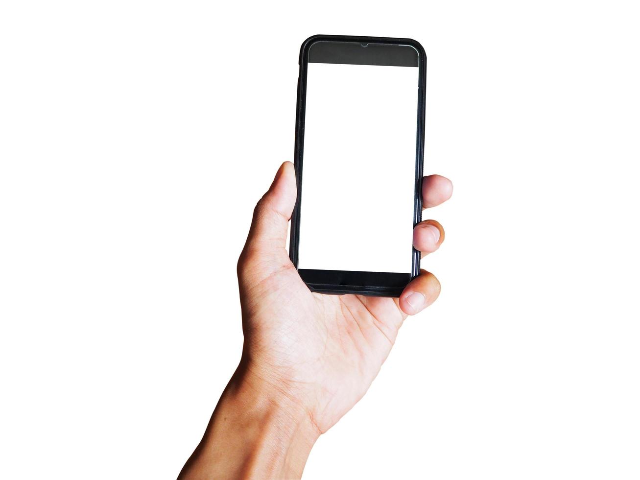 main de jeune homme tenant un smartphone noir avec écran blanc isolé sur fond blanc. espace pour le texte ou la conception photo
