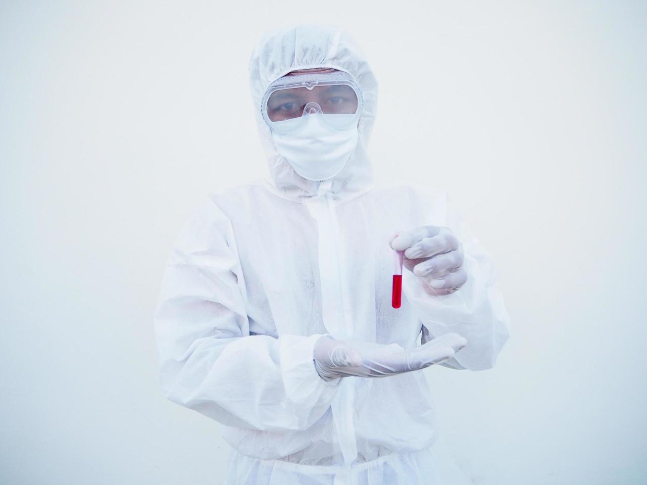 médecin ou scientifique asiatique en uniforme de suite epi. équipement de protection individuelle contenant un test de tube sanguin. coronavirus ou covid-19 concept isolé fond blanc photo
