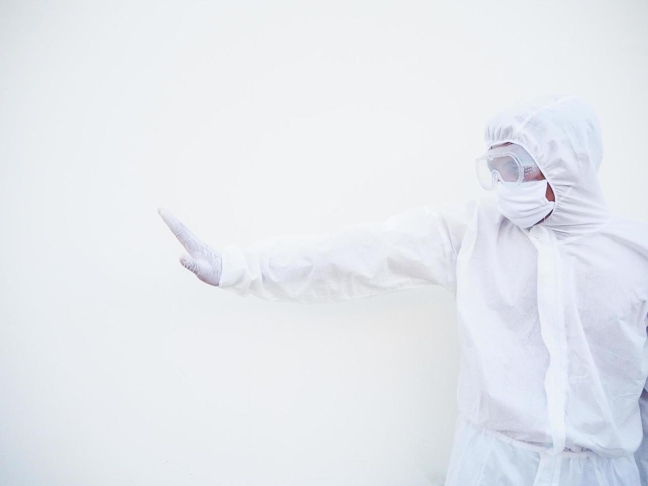 médecin ou scientifique asiatique en uniforme de suite epi montrant un panneau d'arrêt avec ses bras pour arrêter de faire quelque chose tout en regardant vers l'avant. geste d'arrêt, avertissement de danger. fond blanc isolé photo